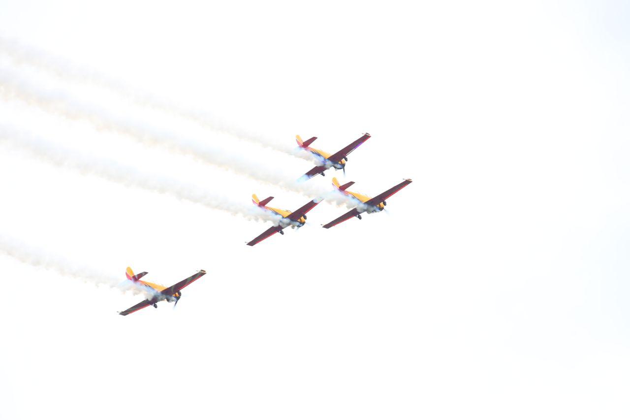 Фото В Новосибирске завершилось грандиозное авиашоу: завораживающие кадры самолётов и вертолётов в небе 13